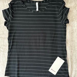 Woman’s Lululemon love crew top